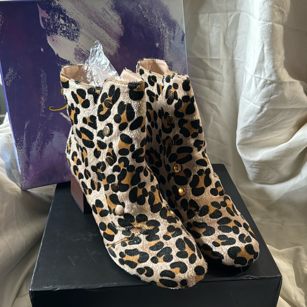 Stack heel leopard boots